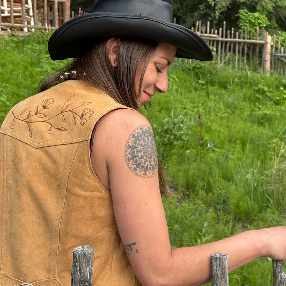 Tan Suede Vest with burn etched flower Details Sz XS - Picture 6 of 7